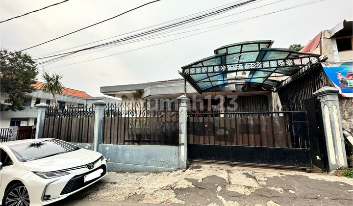 Classic Spacious House Just Steps Away from Pondok Indah and TB Simatupang