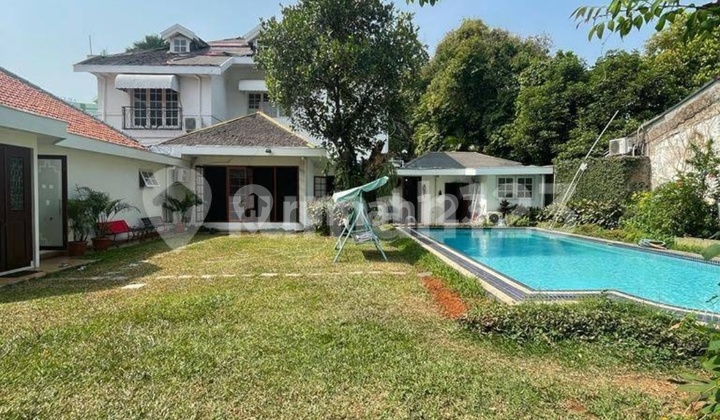 Menteng, Luxurious Colonial Style House with a Large Well-Maintained Garden 2