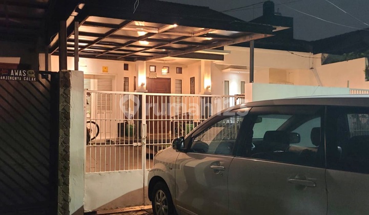 Lebak Bulus minimalist house, nice location, comfortable near MRT.