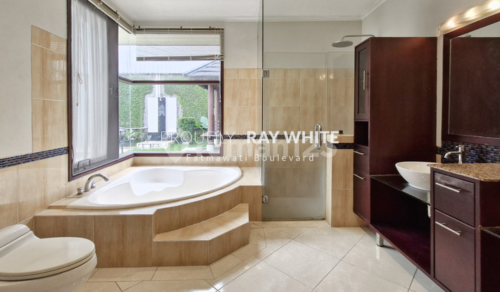 Rumah Mewah Siap Huni dengan Kolam Renang Dekat Stasiun MRT 2