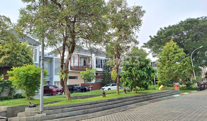Beautiful 2.5-Storey House in Kebayoran Village, Strategic Location (mi)