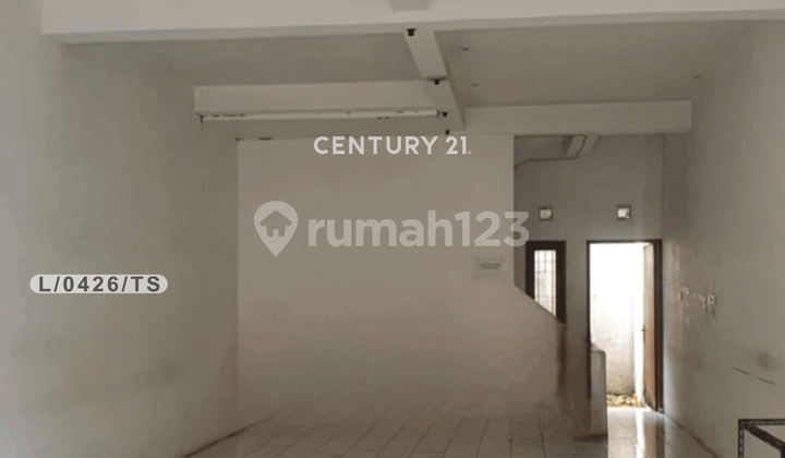 Translation: "For Rent 2-Story Shophouse Strategically Located in Taman Holis Indah 2 Bandung" 1