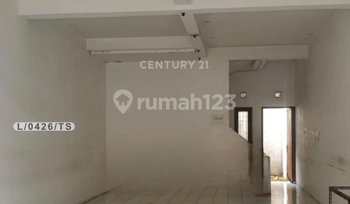 English translation:

2-Storey Shop Ready-to-Use, Strategically Located at Taman Holis Indah 2 Bandung 1