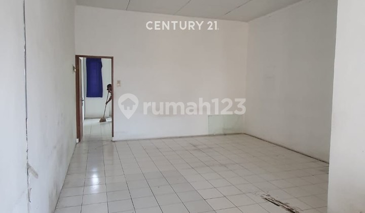 English translation:

2-Storey Shop Ready-to-Use, Strategically Located at Taman Holis Indah 2 Bandung 2
