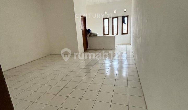 Translation: "For Rent 2-Story Shophouse Strategically Located in Taman Holis Indah 2 Bandung" 2