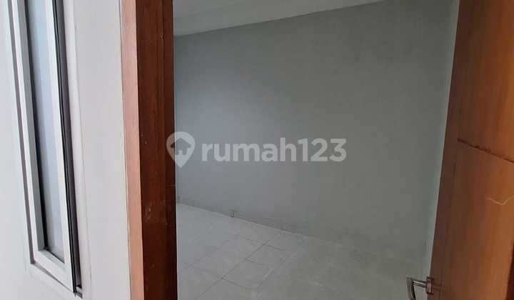 Dijual Rumah di Tanjung Duren Selatan, Jakarta Barat 5BR, 3 Lantai, Luas Tanah 52m2 2