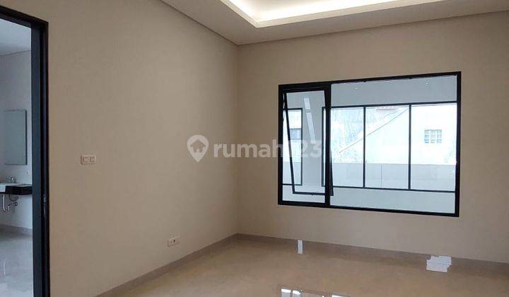 Rumah 2 Lantai Bagus Unfurnished SHM di Singgasana Pradana, Bandung 1