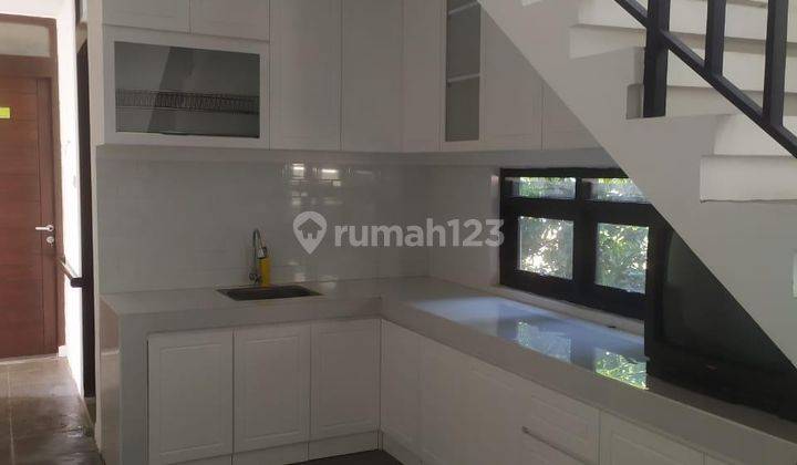 Rumah 3 Lantai Bagus Furnished SHM di Cigadung, Bandung 2