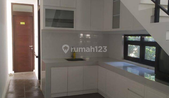 Rumah 3 Lantai Bagus Furnished SHM di Cigadung, Bandung 2