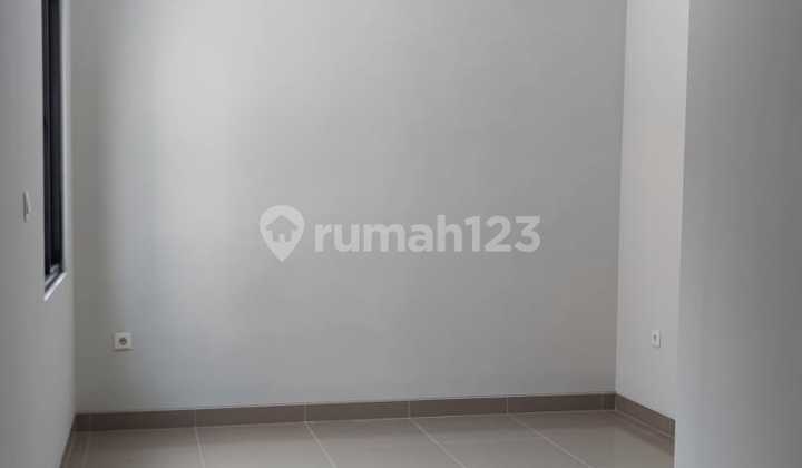 Rumah Hadap Selatan dengan Dapur Renovasi di Flora Summarecon 2