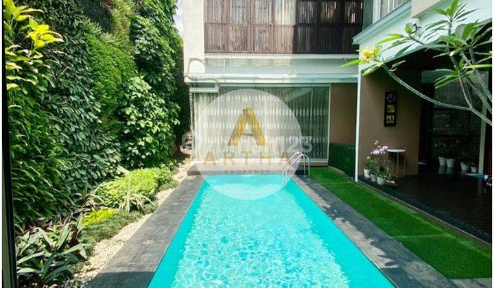 Rumah Full Furnished Ada Kolam Renang di Kota Baru Parahyangan 1