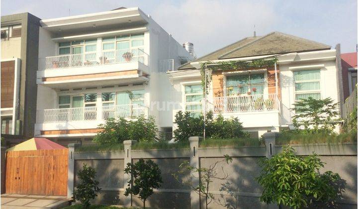 Rumah Mewah Komplek Nusa Hijau Ada Kolam Renang di Cimahi 1