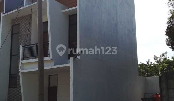 Disewa Rumah 2 Lantai Nyaman dan Asri Siap Huni Lokasi di Gegerkalong Bandung 2