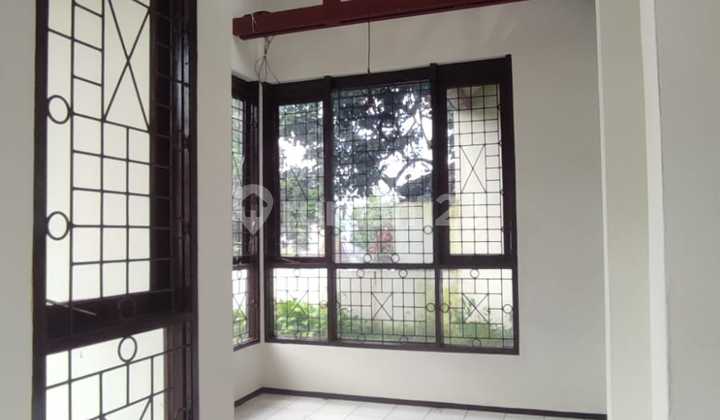 Disewakan Rumah 3 Lantai Nyaman Siap Huni Lokasi Strategis di Cigadung Bandung 2