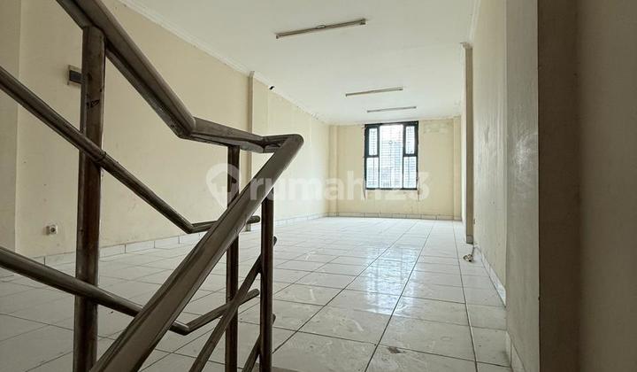 For Rent: 3-Story Shop House Ready for Use, Suitable for Business, Located in Didulatif, Bandung.