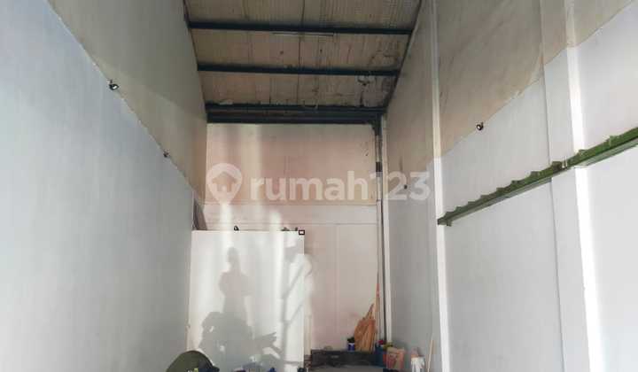 Translation: For Rent Comfortable Ready-to-Use Shop House Suitable for Business Strategic Location in Cibeureum Bandung