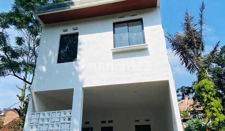 Dijual Rumah 2 Lantai Siap Huni Nyaman Lokasi Strategis di Cigadung Wetan Bandung