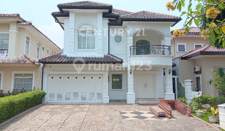 Luxury Golf View Furnished House in Lippo Karawaci Luxury Golf View Furnished House in Lippo Karawaci