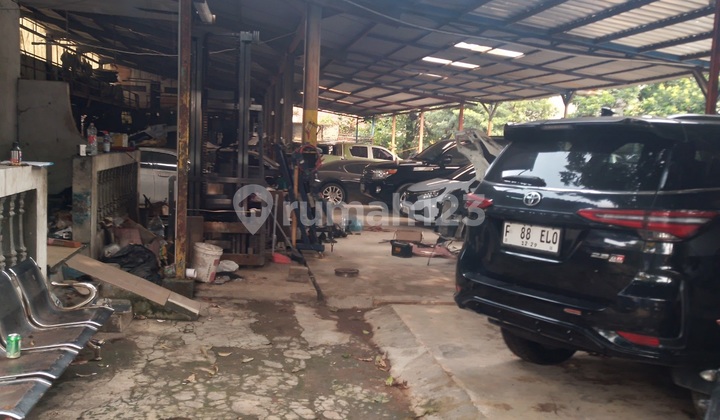 Plot + Ex-Workshop Building. Land area 2000 sqm. Building area 800 sqm. Price 375 Million/Year