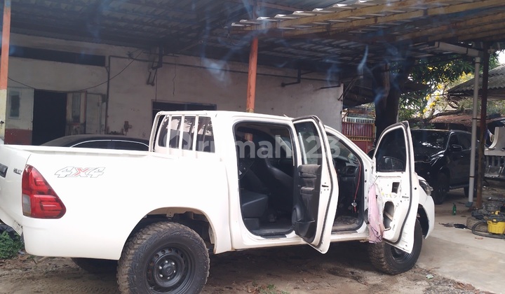 Plot + Ex-Workshop Building. Land area 2000 sqm. Building area 800 sqm. Price 375 Million/Year