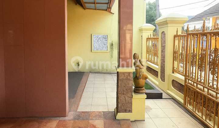 Spacious House in the City Center with 2-Car Road Access 2