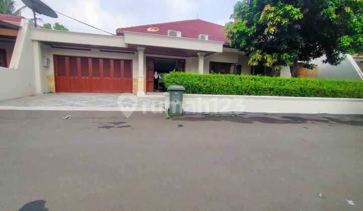 Rumah Mewah dengan Private Pool dekat MRT 