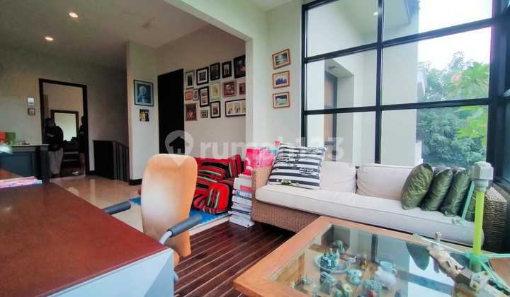 Rumah dengan Kolam Renang Dekat Cilandak 2