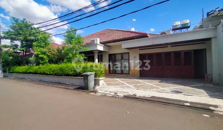 Rumah Mewah Dengan Private Pool Dekat Mrt