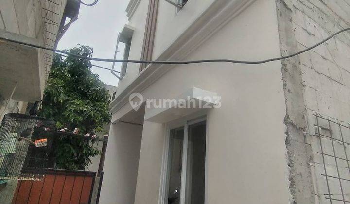 Rumah 3 Lantai Baru Semi Furnished SHM di Jl Kebagusan Raya, Jakarta Selatan 1