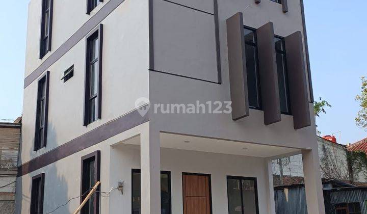 Rumah Cantik, Baru, dan Mewah 3 Lantai Mirip Apartemen Elit 1