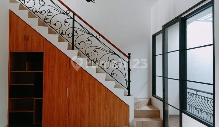 Rumah Cantik, Baru, dan Mewah 3 Lantai Lokasi Strategis Kemanapun 2