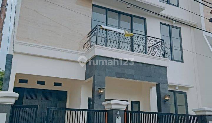 Rumah Cantik, Baru, dan Mewah 3 Lantai Lokasi Strategis Kemanapun 1