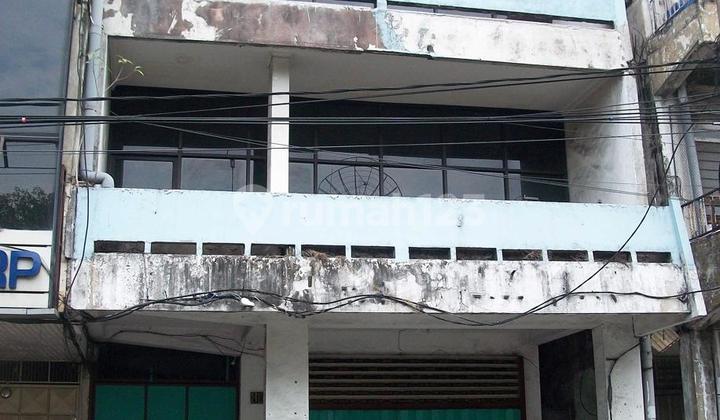 Ruko 3 Lantai + Rumah di belakang nya Lokasi di Raya Kusumabangsa Surabaya Pusat
