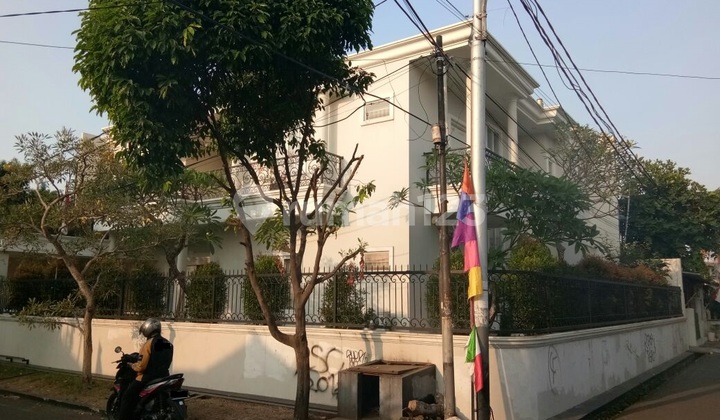 KEBON JERUK JL PANJANG - RUMAH MEWAH KOMPLEK - HOOK - JALAN 2 MOBIL 