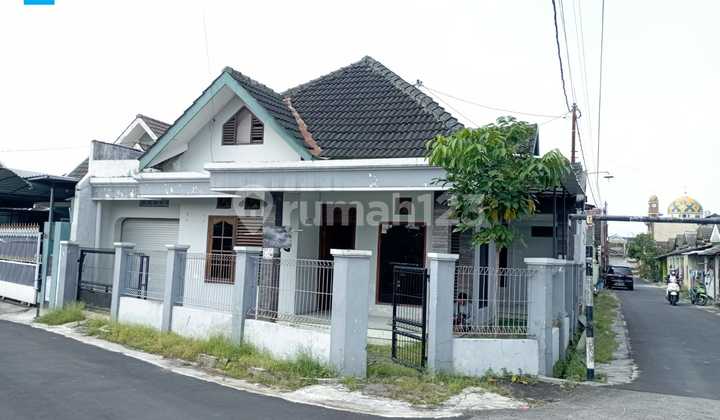 Hook House Strategic Location Suitable for Residence and Office