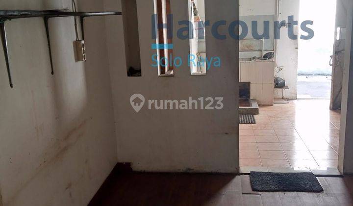 Ruko siap pakai 3 lantai lokaai deket slamet riyadi solo 5