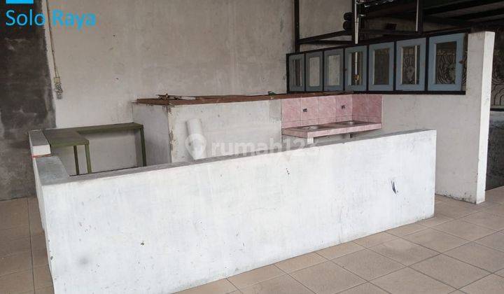 ruang usaha bagus & siap pakai strategis di Jalan Slamet Riyadi, Solo.
 6