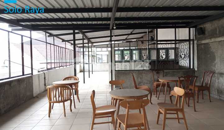 ruang usaha bagus & siap pakai strategis di Jalan Slamet Riyadi, Solo.
 9