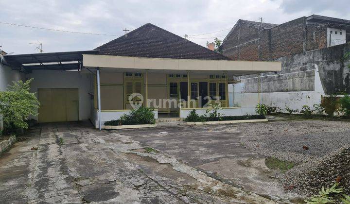 Rumah strategis pinggir jalan utama dengan bangunan kolonial  4