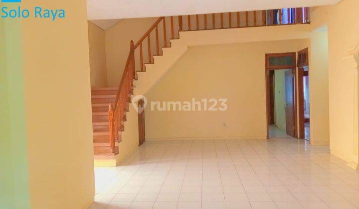 rumah 2 lantai besar & luas selesai renovasi di Jajar, Solo. 
 2