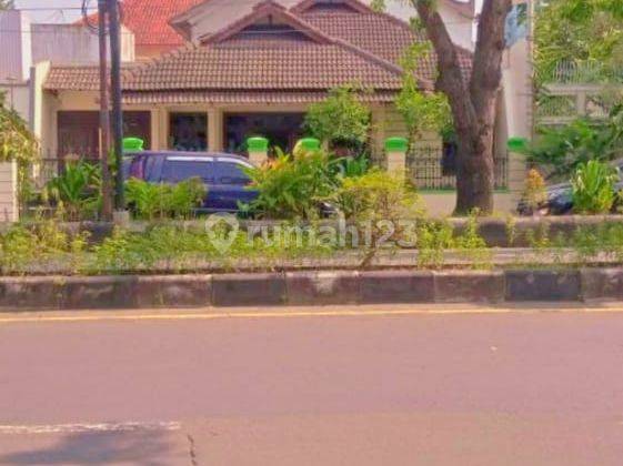 rumah 2 lantai besar & luas selesai renovasi di Jajar, Solo. 
 1