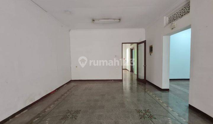 Rumah bangunan classic cocok untuk kantor 9