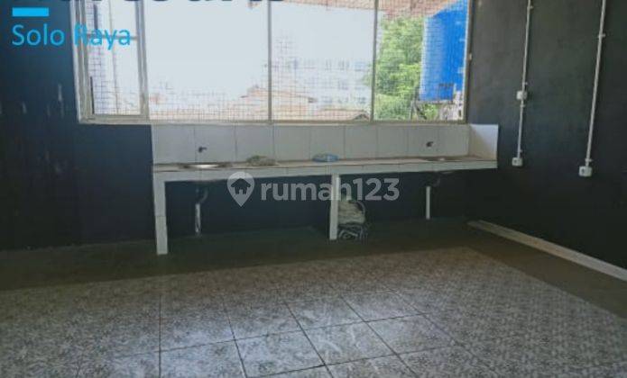 ruko 1,5 lantai siap pakai di pinggir jalan raya utama di Kartosuro, Solo.
 2