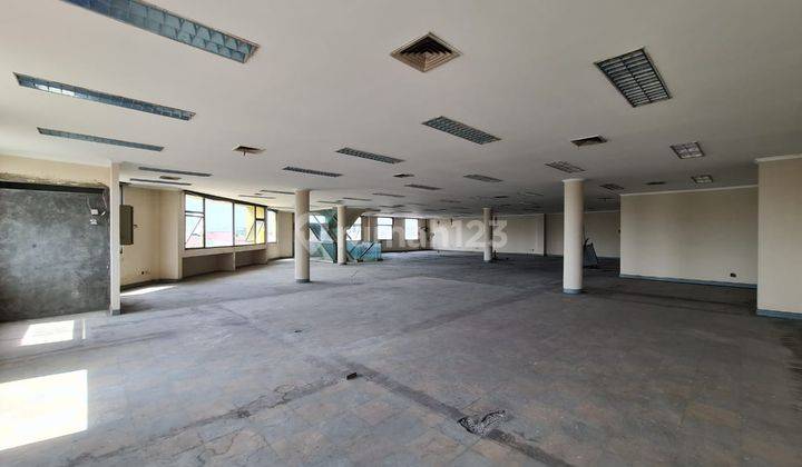 Gedung super strategis di jantung kota lokasi premium dan ramai untuk bisnis dan perkantoran, 4