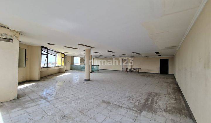 Gedung super strategis di jantung kota lokasi premium dan ramai untuk bisnis dan perkantoran, 8