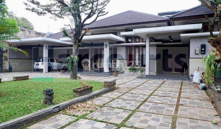 Rumah mewah dengan kolam renang di tengah kota 1