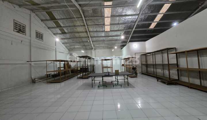 House Can Be Used as Warehouse Strategic Location Near Solo Baru 2