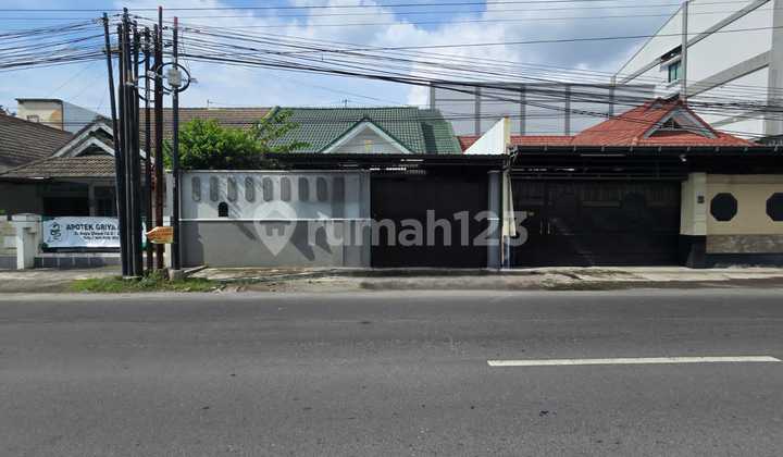 Rumah Bagus Strategis Pinggir Jalan Utama Solo Baru, 1
