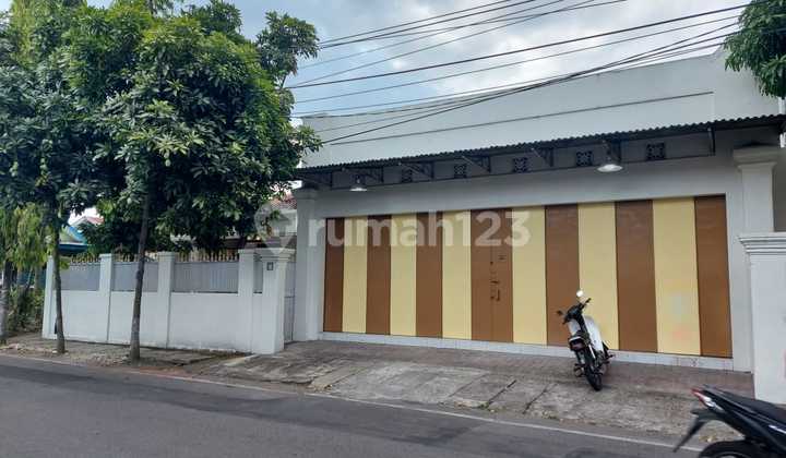Rumah Mewah Strategis Tengah Kota( Semi Furnished ) 2