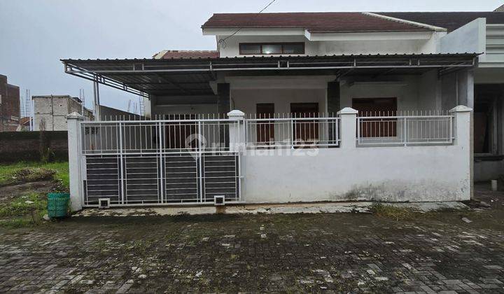 Rumah Minimalis Bersih Di Perumahan Gentan Solo 1